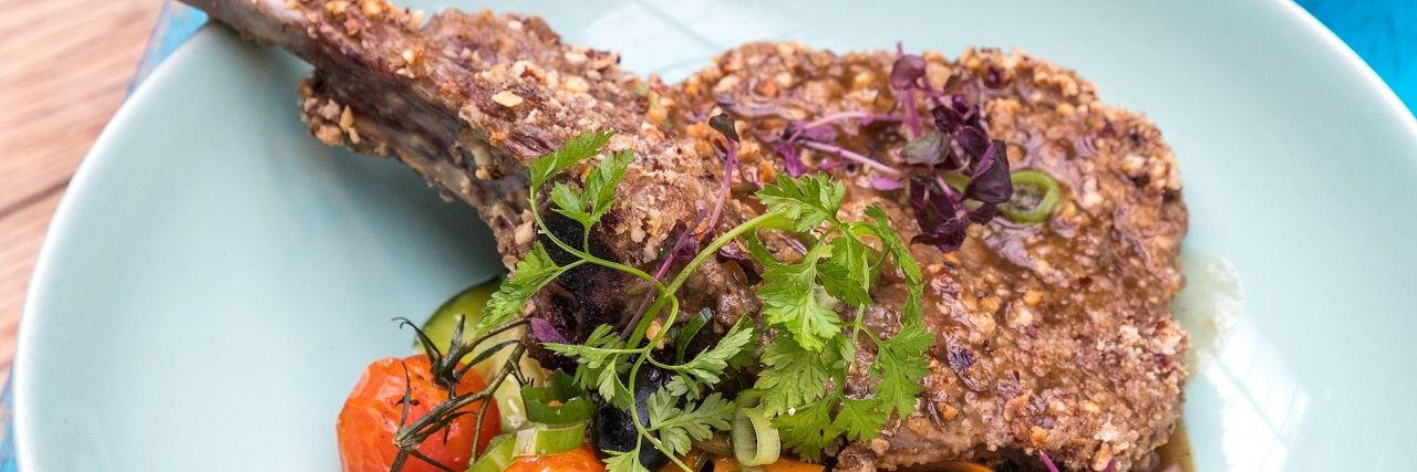 j5a7155_la_bellevilloise_paris_cote_de_veau_en_croute_de_noisette_par_yousri_khatteli_julie_limont_civp.jpg