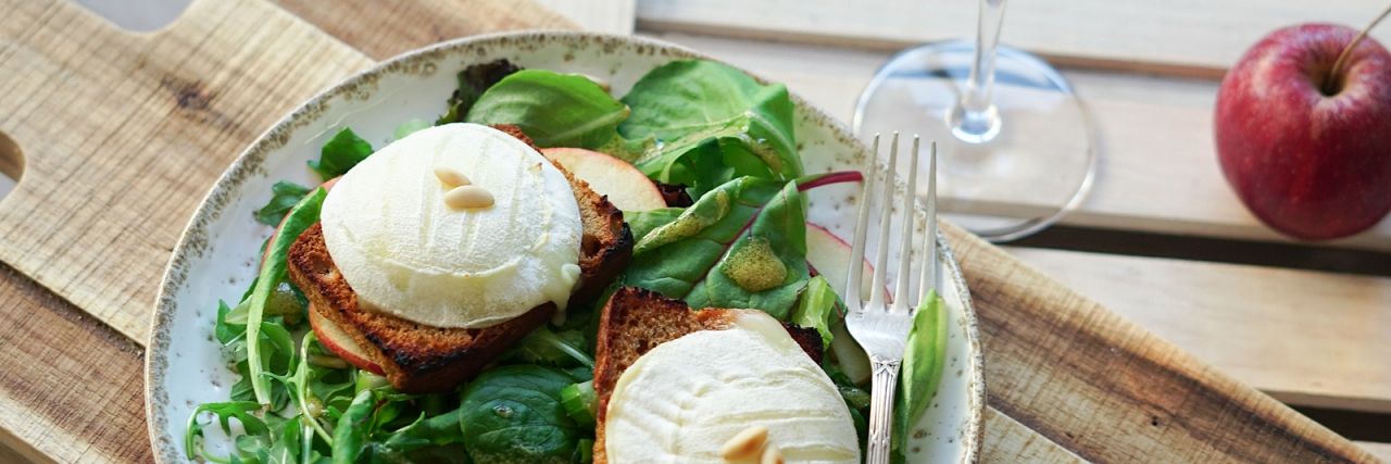recette_salade_chevre_chaud_pain_epices_rose_bois_12_celine_rivier_civp.jpg