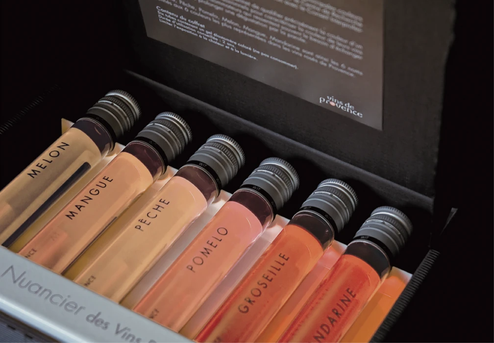 Oficjalne próbki kolorów win z Prowansji wyprodukowane przez Conseil Interprofessionnel des Vins de Provence